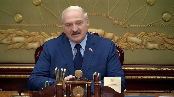 Сядут, и надолго: Лукашенко о шпионах-мерзавцах на предприятиях – видео  - Sputnik Беларусь