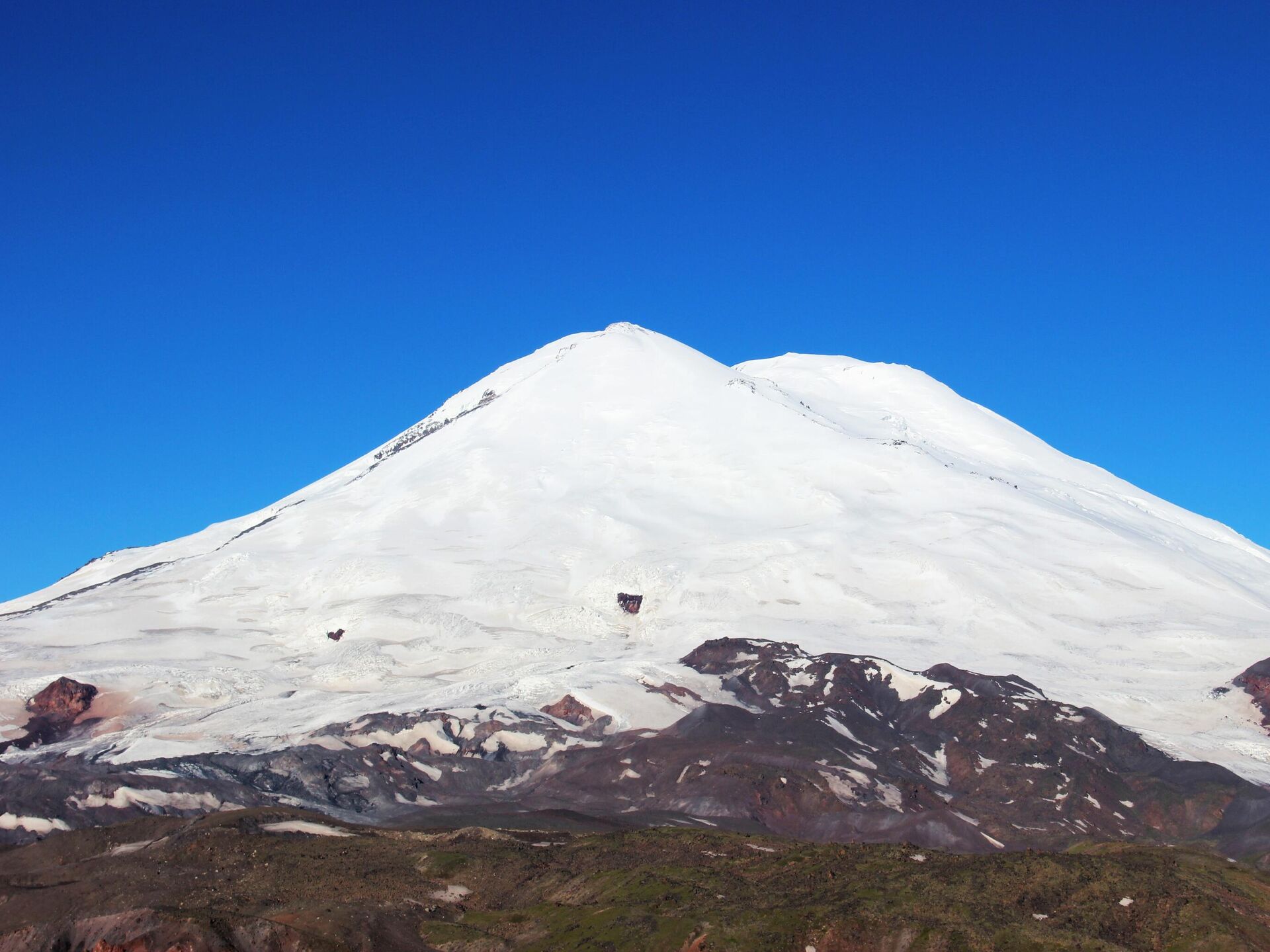 Эльбрус гора вулканы по высоте. Гора Эльбрус. Вулкан Эльбрус. Гора Эльбрус фото. Эльбрус две вершины.