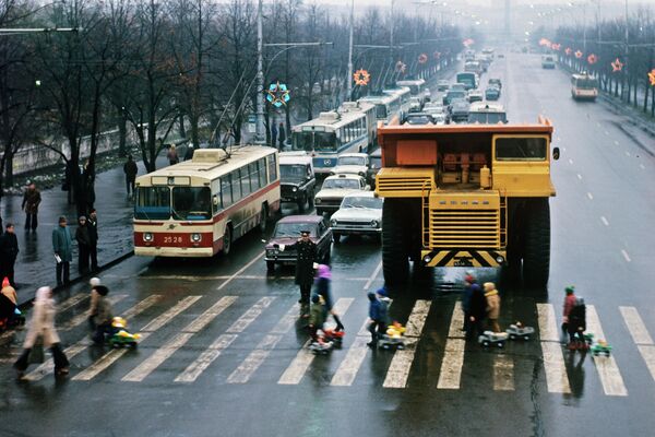 Карьерный самосвал БелАЗ на проспекте Ленина, 1976-й - Sputnik Беларусь