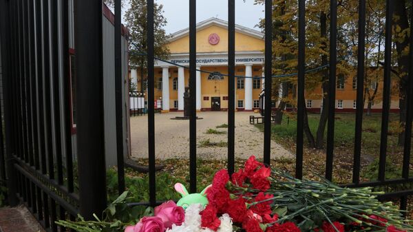 Траур по погибшим в результате стрельбы в Пермском университете - Sputnik Беларусь