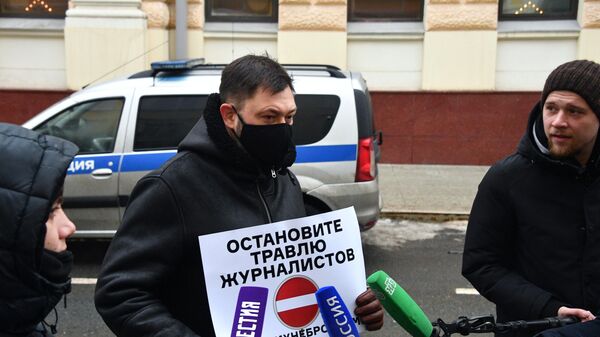 Кирилл Вышинский в одиночном пикете против травли работников российских СМИ в Латвии - Sputnik Беларусь