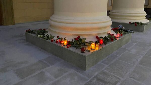 Цветы и свечи у здания КГБ в Минске в память о погибшем оперативнике - Sputnik Беларусь