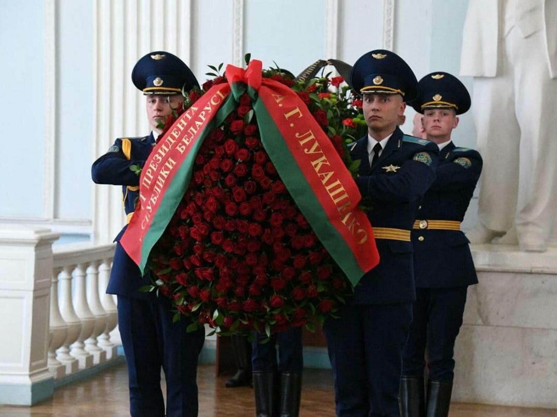 Офицеры прощание. Венок от Лукашенко. Большой венок от министра.