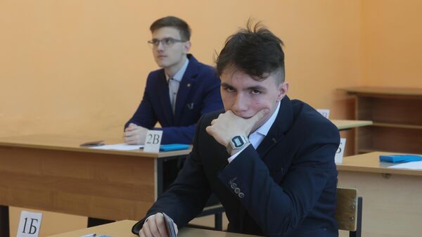 Ученики во время экзамена - Sputnik Беларусь