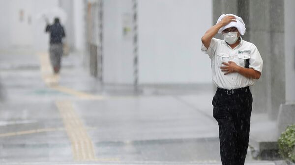 Мужчина идет по улице в Японии - Sputnik Беларусь