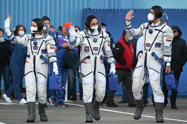 Члены основного экипажа перед стартом космического корабля &quot;Союз МС-19&quot; на космодроме Байконур.  - Sputnik Беларусь