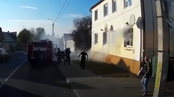 Спасатели помогли выбраться из горящего дома пенсионерке и ребенку - видео - Sputnik Беларусь