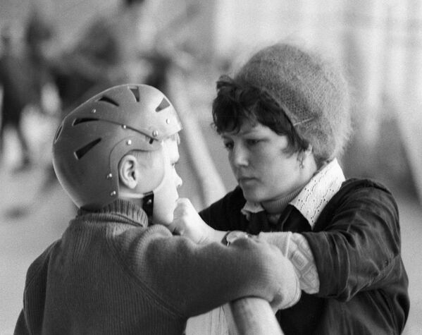 Юный хоккеист спортивного клуба Динамо с мамой - Sputnik Беларусь