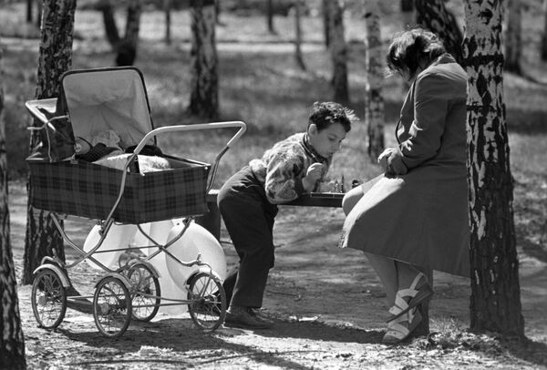 Маскоўскі парк &quot;Сакольнікі&quot;. Маці з сынам гуляе ў шахматы. 1975-ы. - Sputnik Беларусь