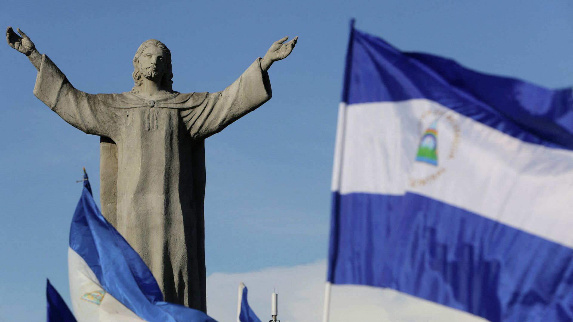 Национальные флаги Никарагуа возле монумента Христу в Манагуа  - Sputnik Беларусь, 1920, 18.10.2021