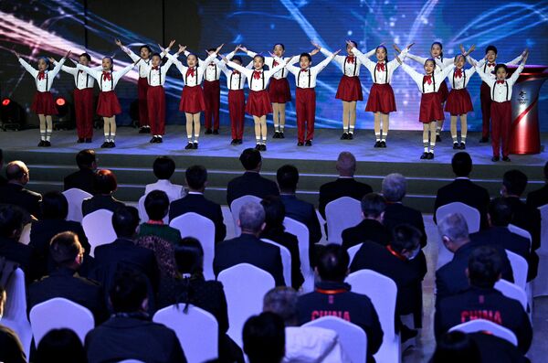 Дети на сцене во время церемонии приветствия Олимпийского огня. - Sputnik Беларусь