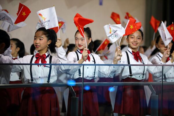 Юные артисты размахивают китайским и олимпийским флагами. - Sputnik Беларусь