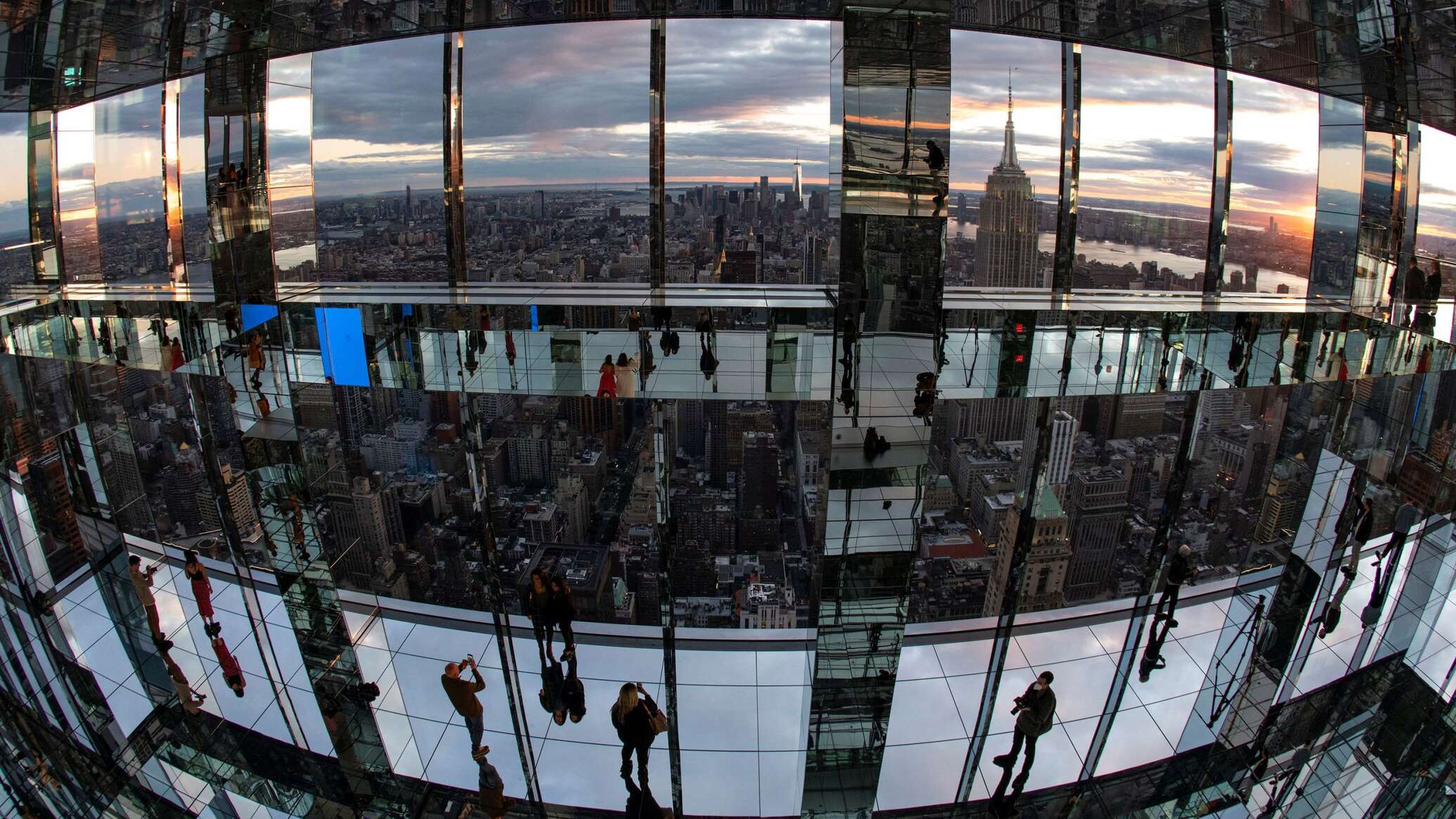 Открылась смотровая площадка. Summit one Vanderbilt смотровая площадка. Смотровая площадка в Нью-Йорке стеклянный куб. Самый первый стеклянный небоскреб. Атриум Нью Йорке.