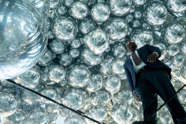 Брайан Бенджамин, вице-губернатор Нью-Йорка, осматривает комнату, заполненную воздушными шарами, на торжественном открытии SUMMIT One Vanderbilt, которое состоялось 21 октября. - Sputnik Беларусь