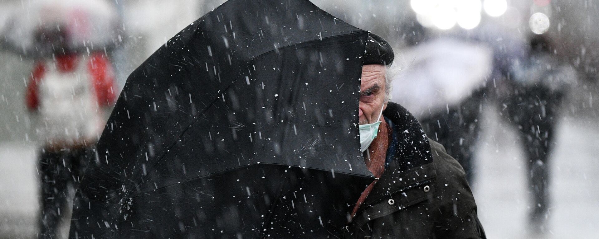 Пожилой мужчина под зонтом  - Sputnik Беларусь, 1920, 27.11.2021