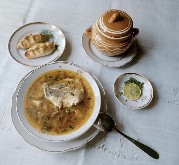 В ресторане тоже подавали рыбу, но, конечно, более изысканно. Например такое. Уха по-славянски: рыбный бульон из осетрины, судака или другой рыбы, картофель, коренья, грибы. Отдельно подавались кулебяка, лимон и рубленая зелень. - Sputnik Беларусь