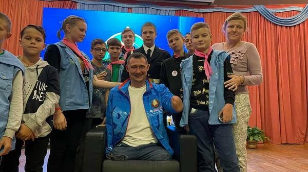 Алексей Талай с детьми из Донбасса в Зубренке - Sputnik Беларусь