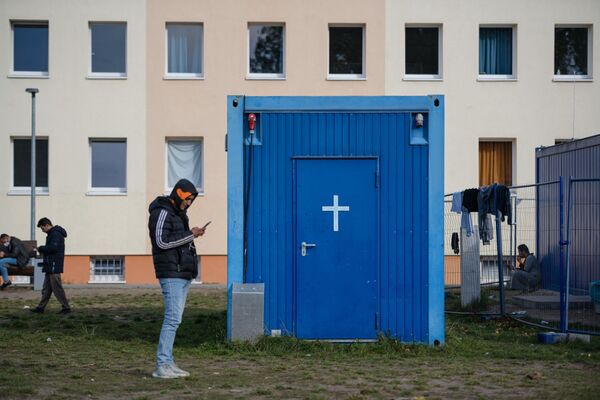 Временная молитвенная комната в лагере беженцев. - Sputnik Беларусь
