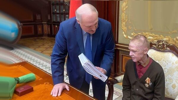 Лукашенко посадил школьника-героя из Мяделя в президентское кресло – видео  - Sputnik Беларусь