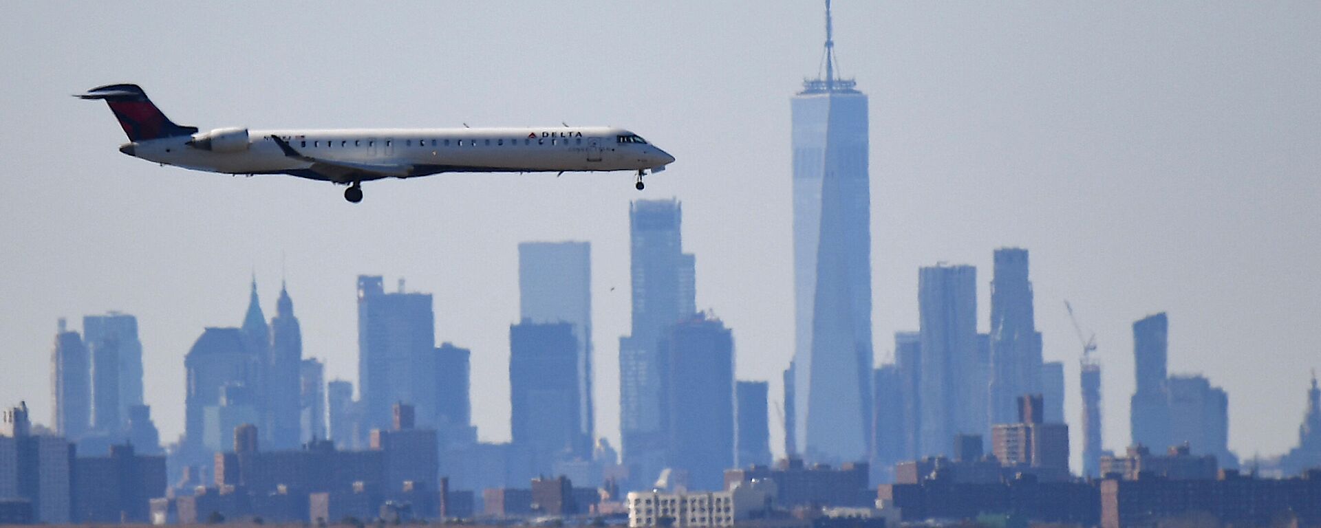 Самолет над Манхэттеном перед приземлением в аэропорту имени Джона Кеннеди - Sputnik Беларусь, 1920, 03.11.2021