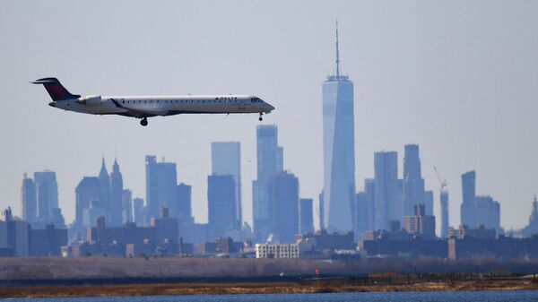 Самолет над Манхэттеном перед приземлением в аэропорту имени Джона Кеннеди - Sputnik Беларусь