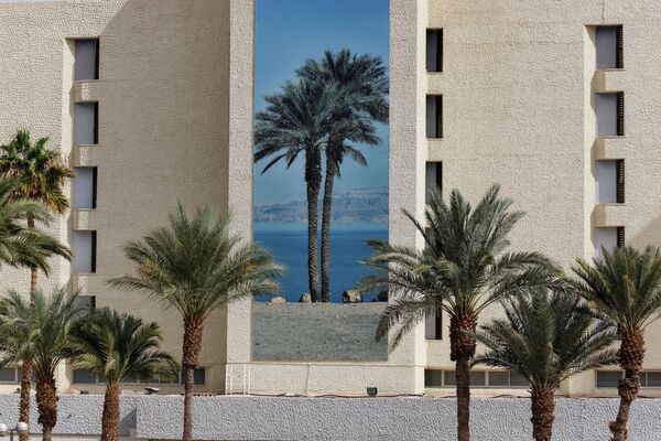 Глобальное потепление тоже ускоряет высыхание Мертвого моря.Когда в 1980-е в Эйн-Геди строили туристический комплекс, волны ударялись о его стены. Сейчас туристов из того отеля подвозят до пляжа около 2 км. - Sputnik Беларусь