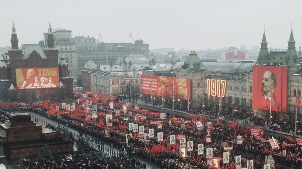 Демонстрация трудящихся на Красной площади во время празднования 56-й годовщины Великой Октябрьской социалистической революции - Sputnik Беларусь