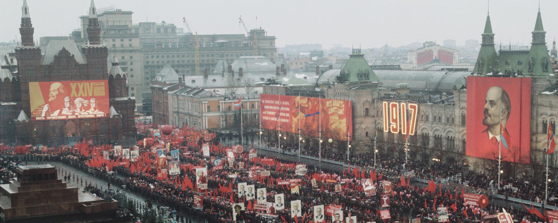 Демонстрация трудящихся на Красной площади во время празднования 56-й годовщины Великой Октябрьской социалистической революции - Sputnik Беларусь, 1920, 07.11.2021