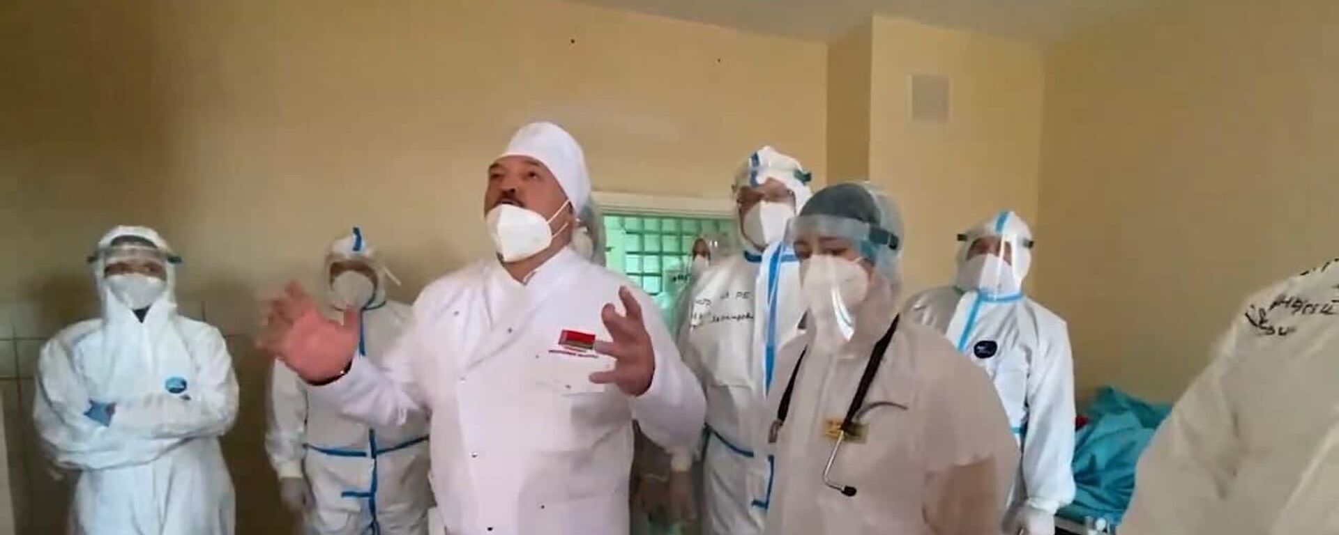 Живой я: Лукашенко побывал в красной зоне больницы в Орше - видео - Sputnik Беларусь, 1920, 06.11.2021