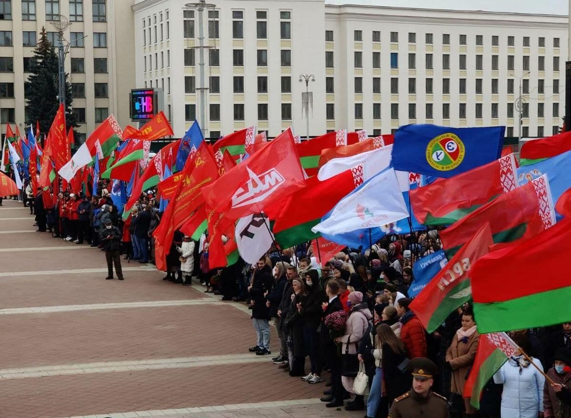 В митинге приняли участие члены Коммунистической партии Беларуси и патриотическая общественность - Sputnik Беларусь, 1920, 07.11.2021