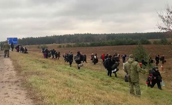 Утром, 8 ноября, недалеко от перехода &quot;Брузги-Кузница&quot; колонна мигрантов двинулась вдоль трассы М6. - Sputnik Беларусь