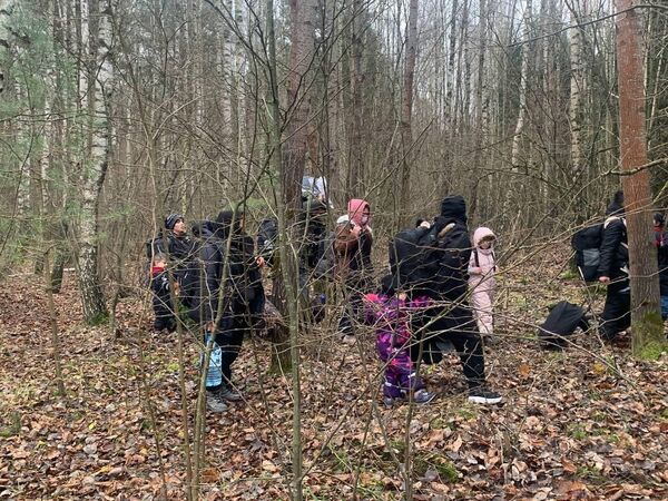 Группа беженцев двинулась к границе Польши через лес - Sputnik Беларусь