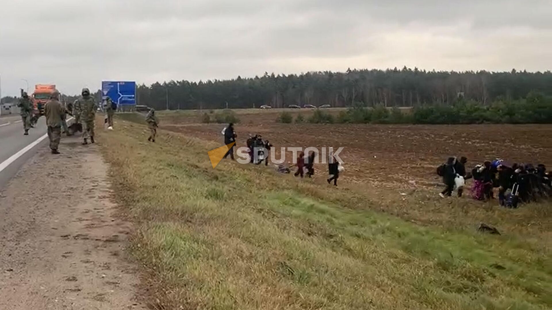Группа беженцев двинулась к границе Польши - Sputnik Беларусь, 1920, 08.11.2021