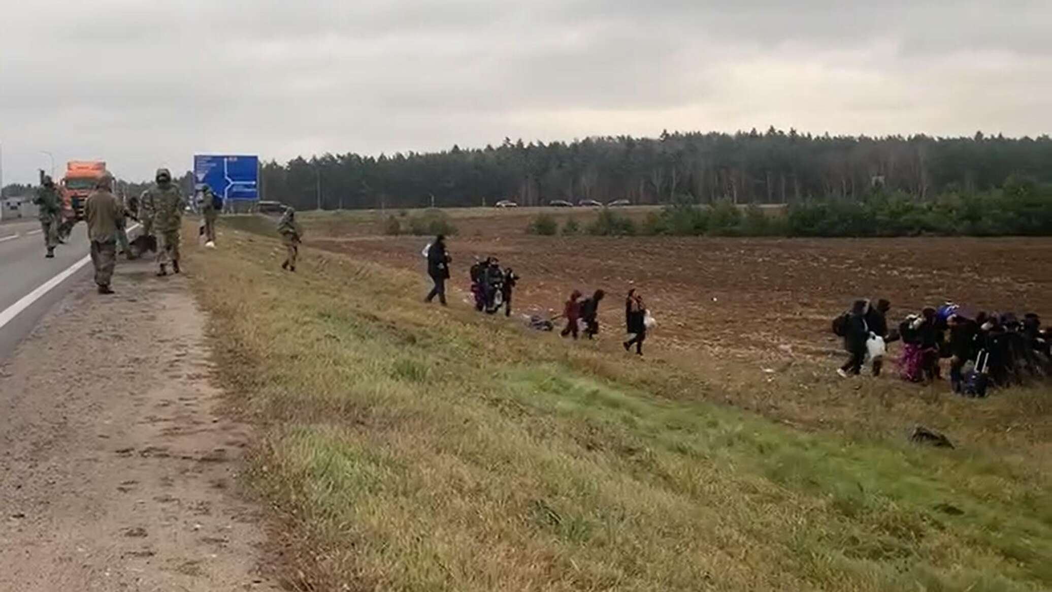 Что происходит на границе беларуси. Очереди на границе 2021. Польша закрывает границу с Белоруссией. Переходит границу Беларусь Польша. Мигранты в Европе против пограничников Польши.