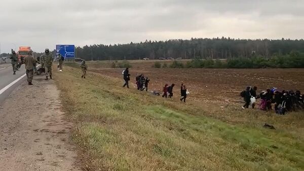 Группа беженцев двинулась к границе Польши - Sputnik Беларусь