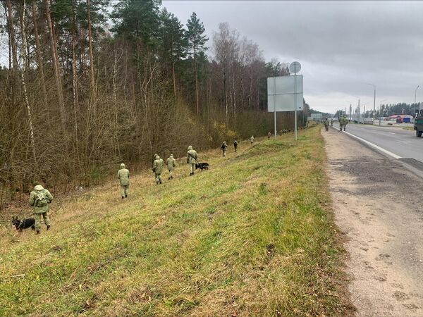 Вдоль дороги пограничники выстроились в оцепление.  - Sputnik Беларусь