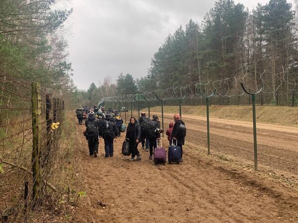 Минобороны Польши сообщает, что в настоящее время группа беженцев находится в окрестностях пункта пропуска &quot;Кузница&quot;.  - Sputnik Беларусь