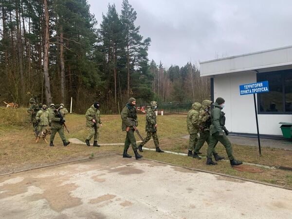 Пограничники сняли оцепление после того, как вся большая группа мигрантов покинула территорию Беларуси. - Sputnik Беларусь