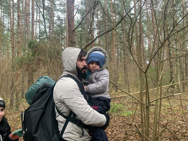 С сумками, баулами и маленькими детьми они цепочкой прошли по лесу к польской границе. - Sputnik Беларусь