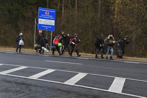 Группа беженцев двинулась к границе Польши по трассе М-6 - Sputnik Беларусь