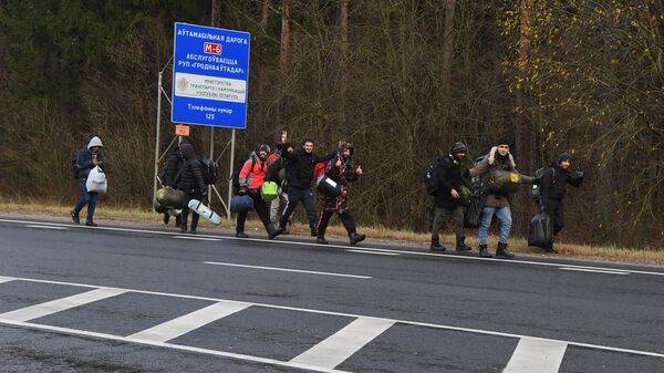 Група бежанцаў на шляху да мяжы Польшчы па трасе М-6 - Sputnik Беларусь