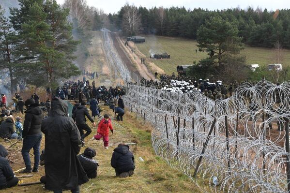 На польской территории находится большое количество полиции, солдат, военной техники, также пригнали водомет. - Sputnik Беларусь