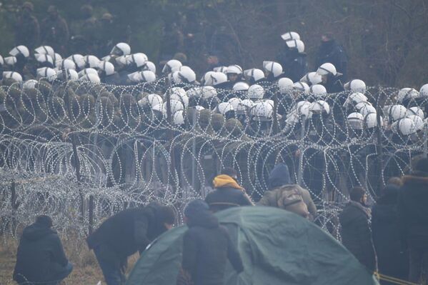Мигранты разбили лагерь на белорусско-польской границе 8 ноября 2021 года - Sputnik Беларусь