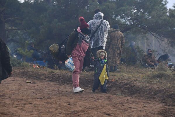 Бежанцы разбілі палатачны лагер каля мяжы. - Sputnik Беларусь