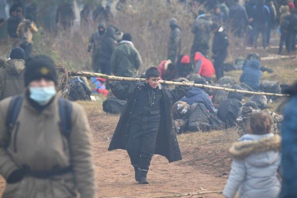 Беженцы разбили палаточный лагерь у границы. - Sputnik Беларусь