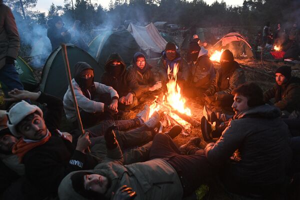 Мигранты построили шалаши, жгут костры и говорят, что не настроены покидать границу. - Sputnik Беларусь