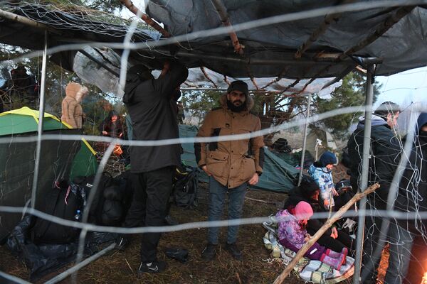 Мигранты разбили лагерь на белорусско-польской границе - Sputnik Беларусь