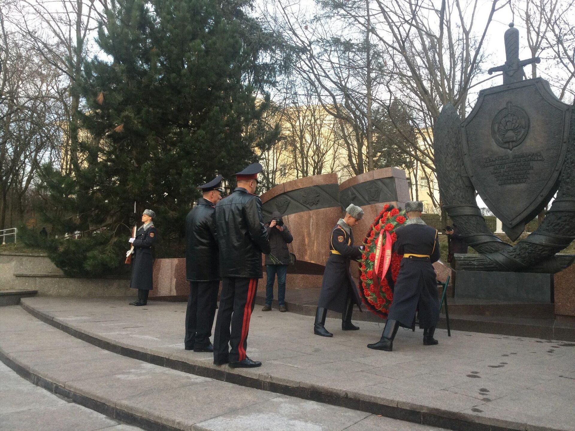 Сегодня в Минске почтили память погибших при исполнении служебного долга сотрудников милиции - Sputnik Беларусь, 1920, 09.11.2021