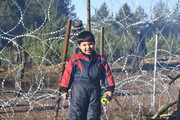 Лагерь нелегальных мигрантов на белорусско-польской границе - Sputnik Беларусь