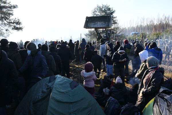Мигранты бревнами за ночь сломали колючее заграждение. - Sputnik Беларусь